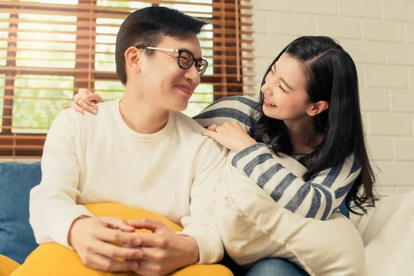 Sladký Asijské Vzít Pár Štěstí Romantiv Vychutnat Rodinný Moment Doma — Stock fotografie