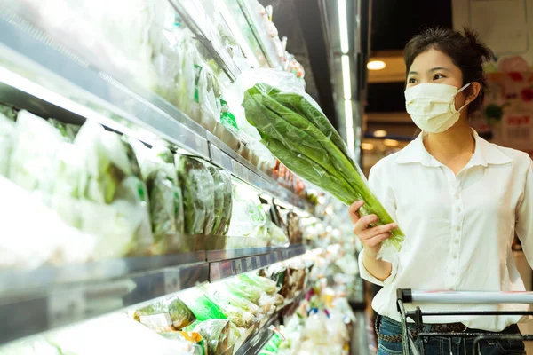 Normális Után Covid Járvány Fiatal Okos Ázsiai Vásárlás Életmód Szupermarketben — Stock Fotó