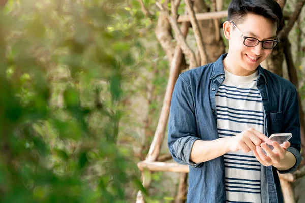 Inteligente Alegre Asiático Gafas Masculino Mano Uso Claro Vidrio Smartphone —  Fotos de Stock