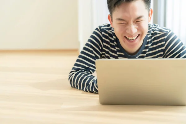 Felicidad Pacífica Sonrisa Asiático Macho Disfrutar Del Trabajo Desde Casa —  Fotos de Stock