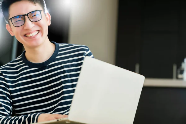 Felicidad Asiático Elegante Casual Gafas Macho Trabajo Frome Casa Con —  Fotos de Stock