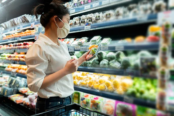 Nuevo Normal Después Covid Epidemia Joven Inteligente Asiático Compras Nuevo —  Fotos de Stock