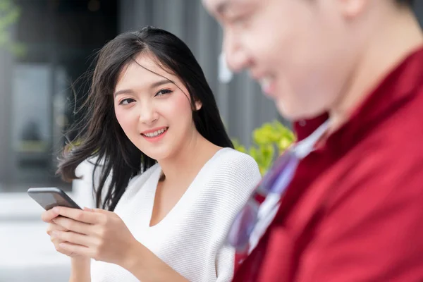 Štěstí Veselý Asijské Mladý Pár Mužské Ženské Oko Kontakt Smích — Stock fotografie