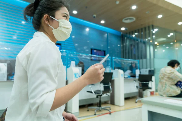 Wanita Asia Normal Baru Duduk Dan Menulis Karya Kertas Bank — Stok Foto