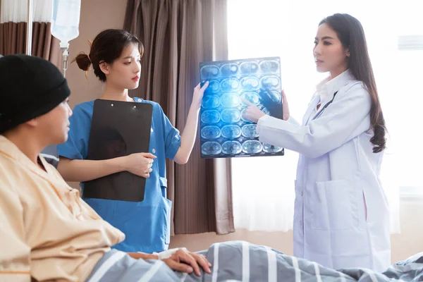 Asiático Mujer Experto Médico Fisioterapeuta Con Enfermera Explicando Radiografía Asiático —  Fotos de Stock