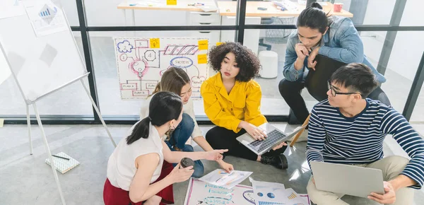 Equipo Asiático Creativo Trabajando Nuevo Proyecto Startup Sentado Piso Compañero —  Fotos de Stock