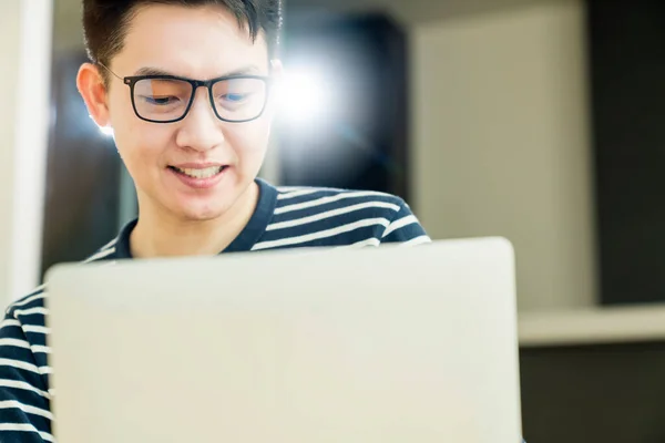 Primer Plano Asiático Retrato Atractivo Masculino Sonrisa Con Alegre Seguro —  Fotos de Stock