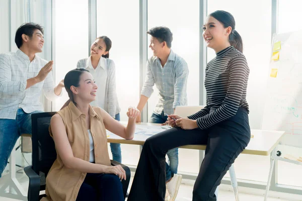 Grupo Asiático Joven Creativo Feliz Disfrutar Risa Sonrisa Gran Éxito —  Fotos de Stock