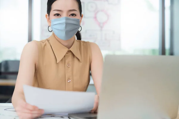 코로나 바이러스로부터 마스크를 아프고 걱정되는 아시아인 관리자는 사무실에서 일하는 스트레스 — 스톡 사진