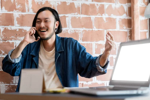 Asiático Diseñador Casual Vestido Teléfono Inteligente Comunicación Con Emocionado Felicidad —  Fotos de Stock