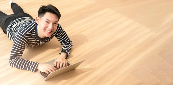 Felicidad Pacífica Sonrisa Asiático Macho Disfrutar Del Trabajo Desde Casa —  Fotos de Stock