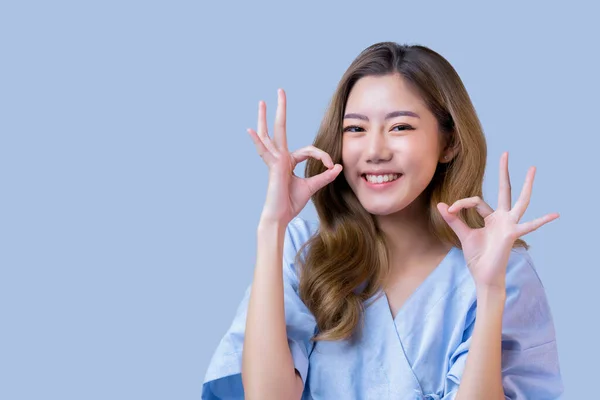 Felicidade Alegre Forte Frescura Asiático Feminino Paciente Hospital Uniforme Ficar — Fotografia de Stock