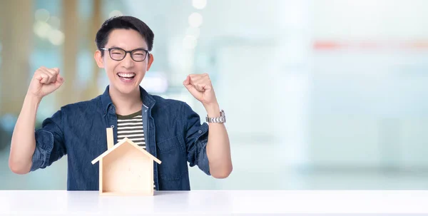 Felicidad Asiático Hombre Casa Propietario Excitado Alegre Sonrisa Con Casa —  Fotos de Stock