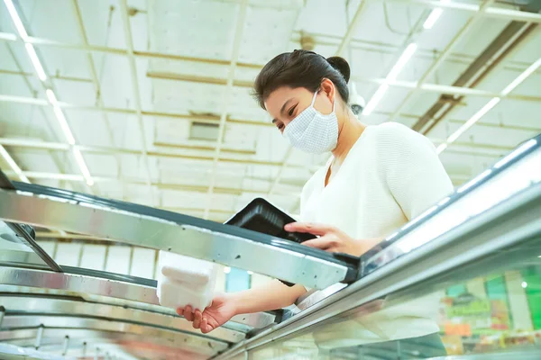 Nuevo Normal Después Covid Epidemia Joven Inteligente Asiático Compras Nuevo —  Fotos de Stock