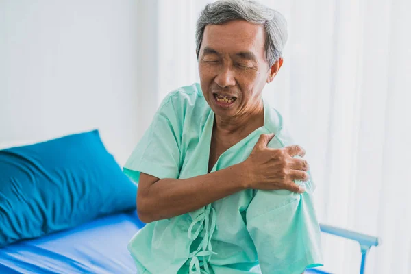 Dolor Hombro Dolor Mayor Asiático Abuelo Paciente Uniforme Sufrir Cuerpo —  Fotos de Stock
