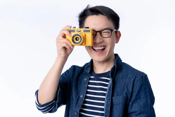 Ελκυστική Casual Γυαλιά Ασιατικό Αρσενικό Χαμόγελο Χέρι Κρατήστε Ρετρό Κάμερα — Φωτογραφία Αρχείου