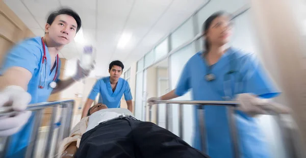 手術室に走る医師のフロントビュー 医師のホイール患者緊急サービス病院の背景 — ストック写真
