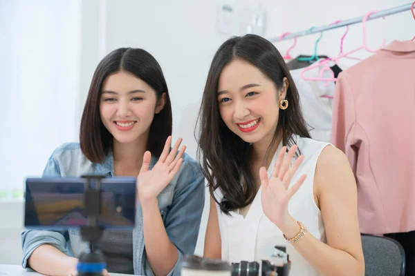 Привлекательная Азиатская Подруга Счастье Вместе Белый Продавать Ткани Магазин Онлайн — стоковое фото