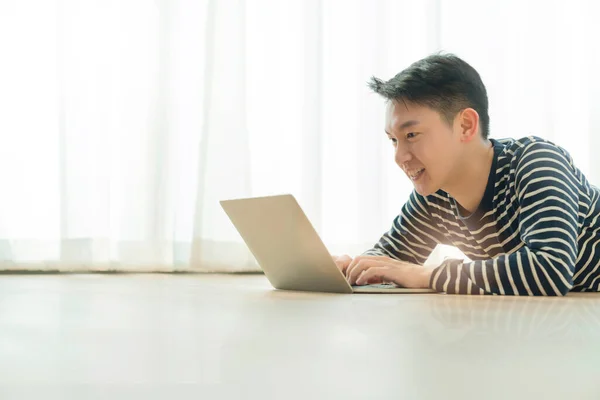 Felicidad Pacífica Sonrisa Asiático Macho Disfrutar Del Trabajo Desde Casa —  Fotos de Stock