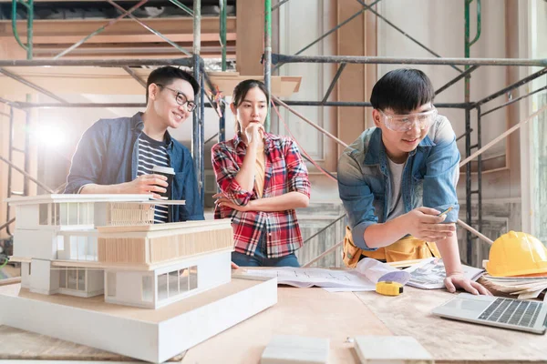 Grupp Smart Asiatisk Arkitekt Inredning Team Samråd Med Tvång Ingenjör — Stockfoto