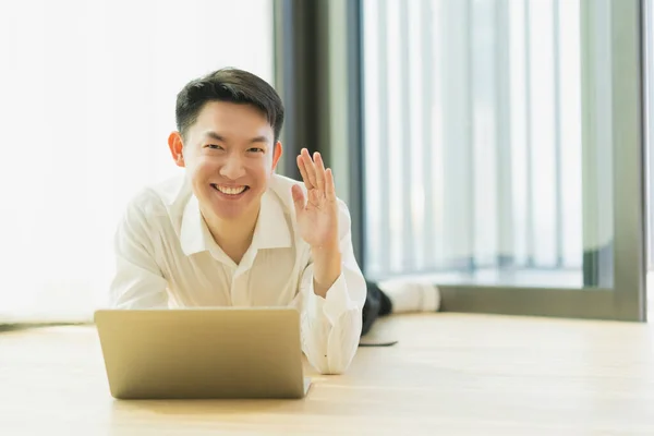 Felicidad Pacífica Sonrisa Asiático Macho Disfrutar Del Trabajo Desde Casa —  Fotos de Stock