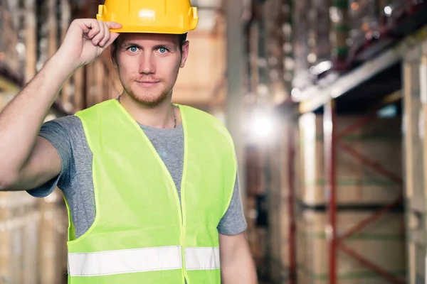 Portret Van Slimme Blanke Mannelijke Ingenieur Inspecteur Hand Houden Papieren — Stockfoto