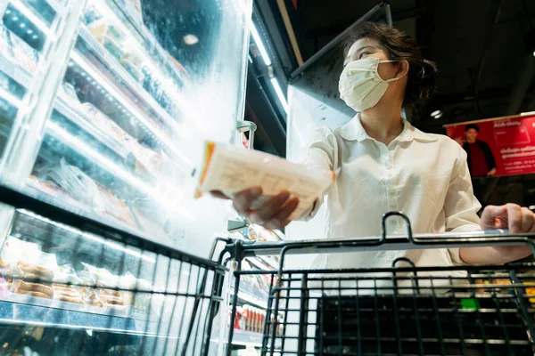 Normal Efter Covid Epidemi Ung Smart Asiatisk Kvinna Shopping Livsstil — Stockfoto