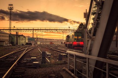 Gün batımında Moskova'da endüstriyel Demiryolları