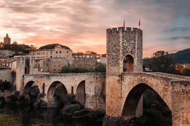 Günbatımında köprüsü olan ortaçağ kasabası manzarası. Besalu, Katalonya, İspanya
