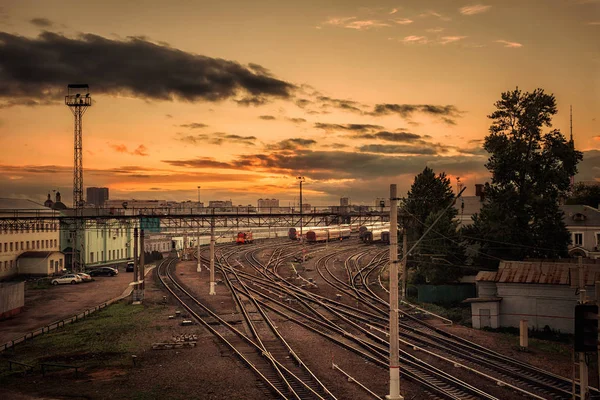 Gün batımında Moskova'da endüstriyel Demiryolları