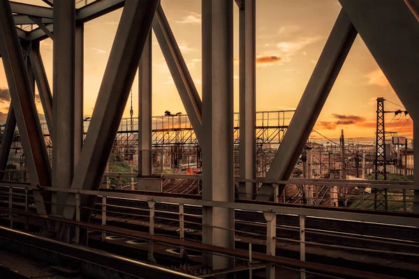 Gün batımında Moskova'da endüstriyel Demiryolları