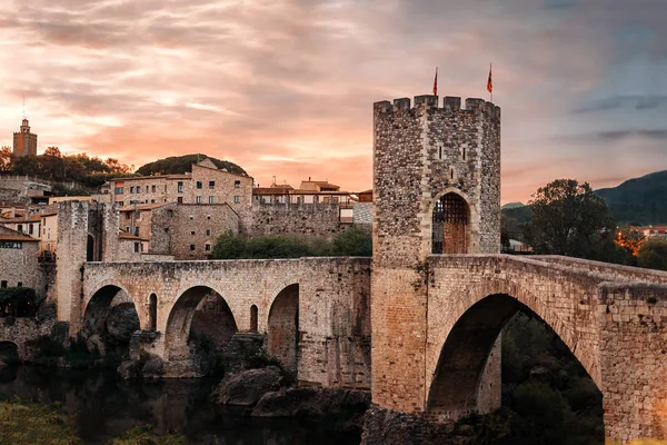 Günbatımında köprüsü olan ortaçağ kasabası manzarası. Besalu, Katalonya, İspanya