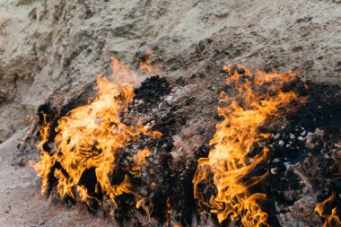 Bakü, Azerbaycan - Yanar Dag Bakü, Azerbaycan. Yanar Dag, dağ yamacında sürekli yanan bir doğal gaz yangını..