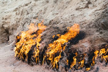 Bakü, Azerbaycan - Yanar Dag Bakü, Azerbaycan. Yanar Dag, dağ yamacında sürekli yanan bir doğal gaz yangını..