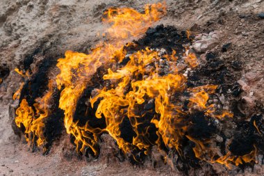 Bakü, Azerbaycan - Yanar Dag Bakü, Azerbaycan. Yanar Dag, dağ yamacında sürekli yanan bir doğal gaz yangını..