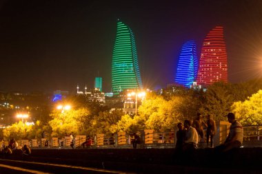 Bakü, Azerbaycan - Alev Kuleli Bakü 'nün gece manzarası. Bakü, Azerbaycan 'da ünlü bir turizm merkezi..