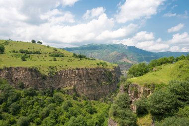Alaverdi, Ermenistan - Haghpat Manastırı 'ndan Sanahin Manastırı' na kadar yürüyüş yolu. Haghpat köyünde ünlü bir manzara, Alaetti, Lori, Ermenistan.