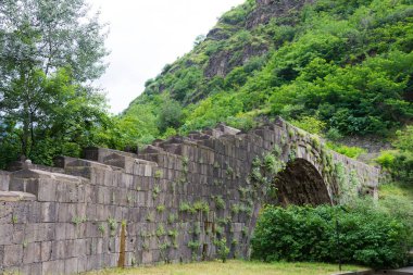 Alaverdi, Ermenistan - Sanahin Köprüsü. MS 11955 'te inşa edilmiştir. Alaetti, Lori, Ermenistan' da ünlü bir tarihi site..