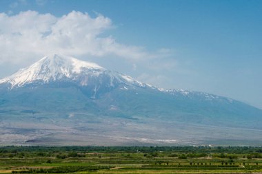Ararat, Ermenistan - Khor Virap Manastırı 'ndan Ararat Dağı manzaralı. Lusarat, Ararat, Ermenistan 'da ünlü bir manzara..