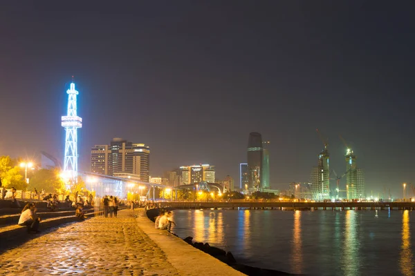 Bakü, Azerbaycan - Bakü gece manzarası. Bakü, Azerbaycan 'da ünlü bir turizm merkezi..