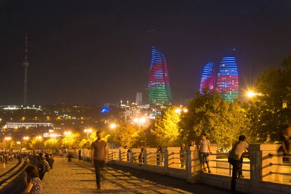 Baku Aserbaidschan Nachtansicht Von Baku Mit Den Flame Towers Ein — Stockfoto