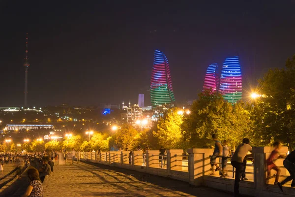 Baku Azerbejdżan Widok Nocny Baku Wieżami Płomienia Słynna Miejscowość Turystyczna — Zdjęcie stockowe