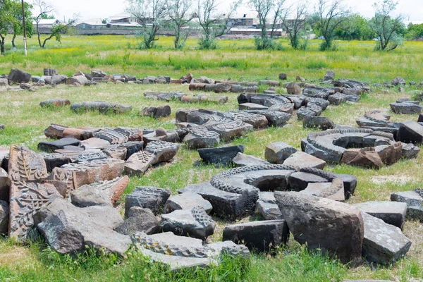 Echmiatsin, Ermenistan - Echmiatsin, Ermenistan 'daki Zvartnots Katedrali. Echmiatsin Katedrali ve Kiliseleri ile Zvartnots Arkeolojik Alanı 'nın bir parçasıdır..