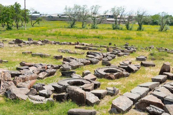 Echmiatsin, Ermenistan - Echmiatsin, Ermenistan 'daki Zvartnots Katedrali. Echmiatsin Katedrali ve Kiliseleri ile Zvartnots Arkeolojik Alanı 'nın bir parçasıdır..
