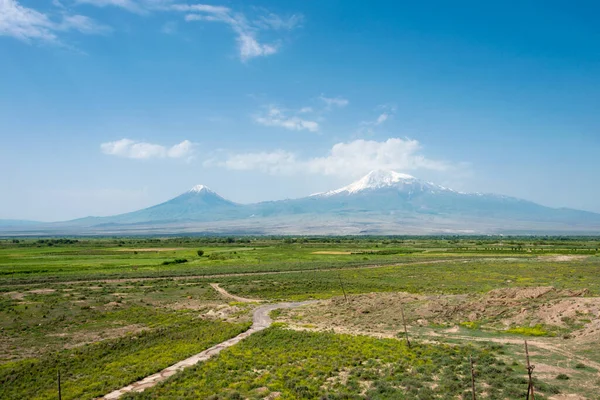 Ararat, Ermenistan - Khor Virap Manastırı 'ndan Ararat Dağı manzaralı. Lusarat, Ararat, Ermenistan 'da ünlü bir manzara..