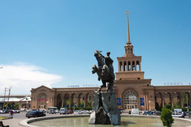 Erivan, Ermenistan - Sassoun Davut 'un Erivan Tren İstasyonu' ndaki heykeli. Erivan, Ermenistan 'da ünlü bir turizm merkezi..