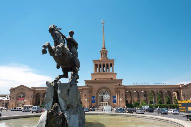 Erivan, Ermenistan - Sassoun Davut 'un Erivan Tren İstasyonu' ndaki heykeli. Erivan, Ermenistan 'da ünlü bir turizm merkezi..