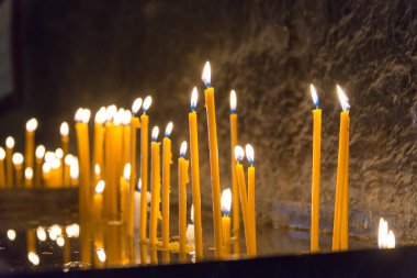 Sevan, Ermenistan - Sevanavank Manastırı 'nda mum ateşi. Sevan, Gegharkunik, Ermenistan 'da ünlü bir tarihi mekan..