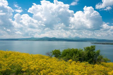 Sevan, Ermenistan - Sevanavank Manastırı 'ndan Sevan gölü manzaralı. Sevan, Gegharkunik, Ermenistan 'da ünlü bir manzara..