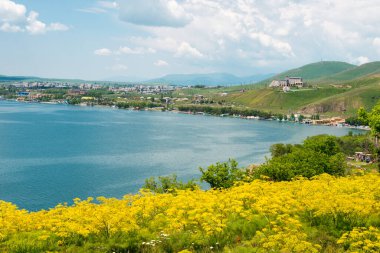 Sevan, Ermenistan - Sevanavank Manastırı 'ndan Sevan gölü manzaralı. Sevan, Gegharkunik, Ermenistan 'da ünlü bir manzara..